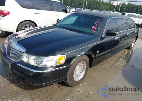 2000 Lincoln Town Car Executive from USA, damaged, VIN 1LJFM81W3YY893971